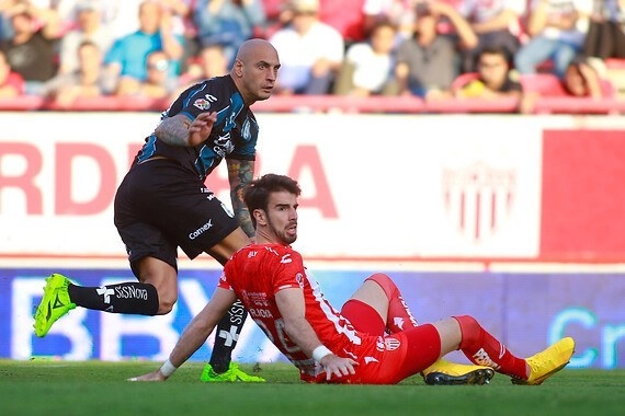 Ariel Nahuelpán, del Querétaro, hizo un doblete ante el conjunto de los Rayos del Necaxa, en el duelo de la fecha 6 del Clausura 2020. Foto Jam Media
