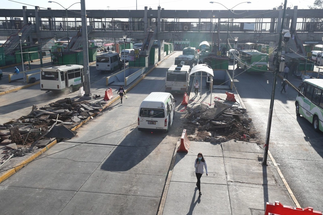 Según el plan, no se permitirá el ascenso y descenso de pasaje de al menos 30 rutas en la zona entre los andenes M y U, en la Ciudad de México, el 14 de octubre de 2021. Foto Luis Castillo 