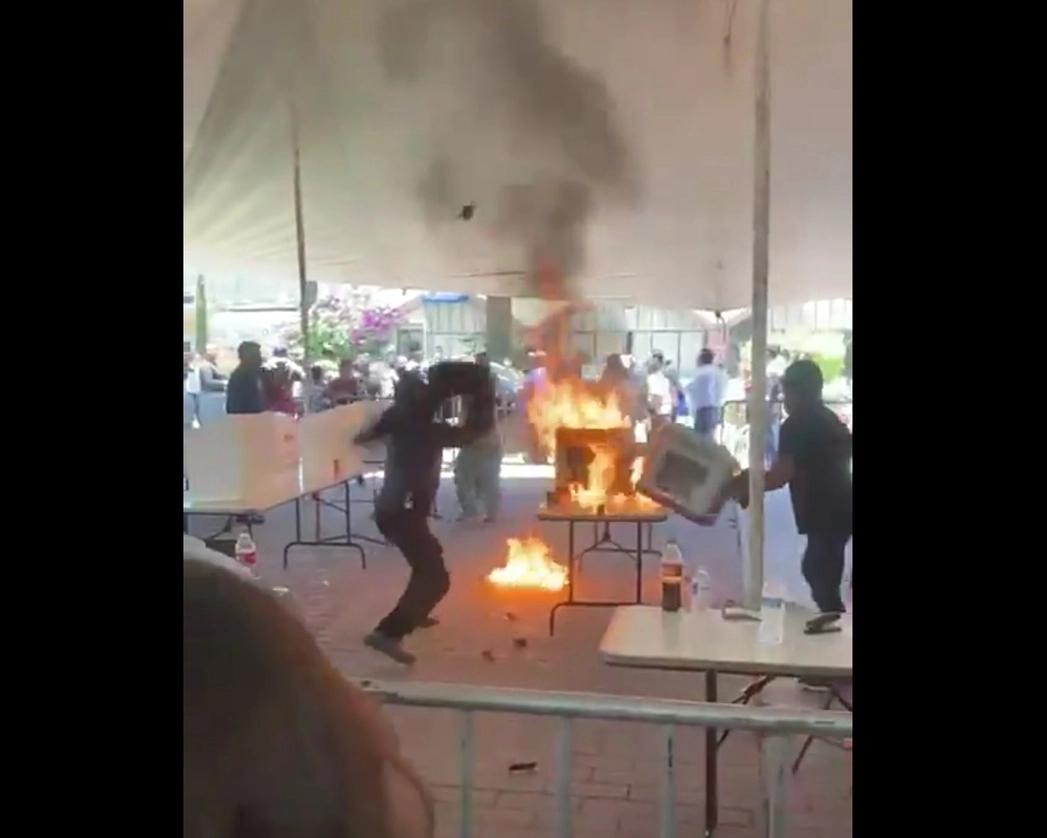 Tres individuos arrojaron gasolina y prendieron fuego a las urnas de la elección de consejeros estatales de Morena en Tequixquiac, estado de México. Foto ‘La Jornada’ 
