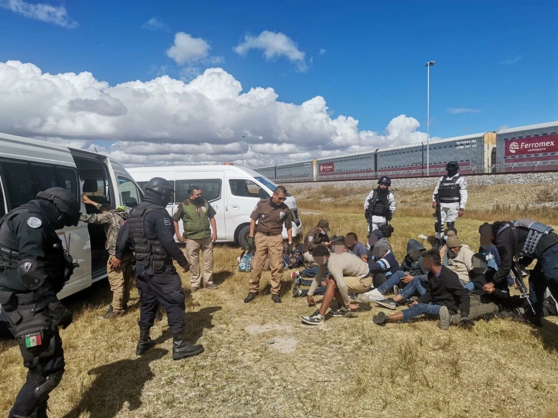 Agentes de migración durante un operativo. Foto @INAMI_mx