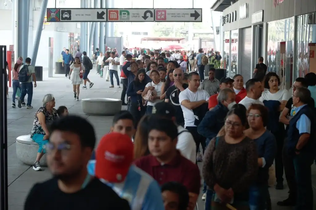 Votantes hacen fila en la casilla especial con urna electrónica 5342 S1, ubicada en la central camionera TAPO, en la Ciudad de México, el 2 de junio de 2024. Foto Cristina Rodríguez



