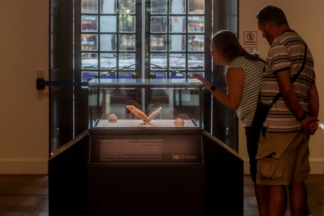 Una persona observa el manuscrito ‘Códice Daza’, de Félix Lope de Vega, un cartapacio misceláneo de 532 páginas, encuadernado en pergamino, con restos de broches de cordel y anotación, a modo de título, en la cubierta “Aquí están las Églogas”, en la Biblioteca Nacional de España, en Madrid, España, el 18 de agosto de 2022. Foto EuropaPress