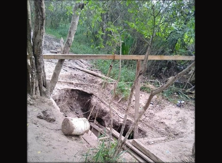 Durante un recorrido elementos de la Sedena localizaron la excavación, a unos 50 metros del afluente, que quedó al descubierto por las recientes lluvias. Foto ‘La Jornada’