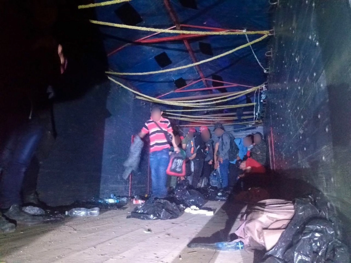 Agentes rescataron a 153 migrantes centroamericanos abandonados en el municipio de Chiapa de Corzo, informó la Secretaría de Seguridad y Protección Ciudadana. Foto ‘La Jornada’