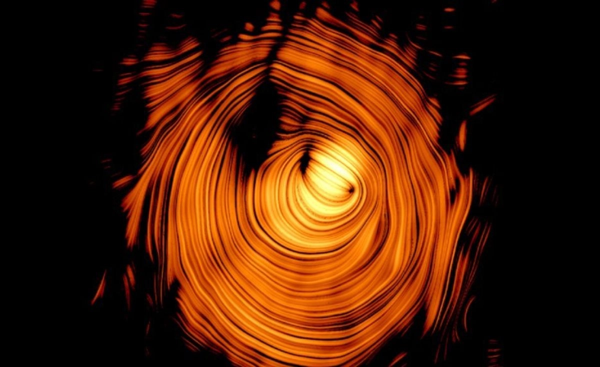 Imagen del chorro de plasma en el objeto astronómico PKS 1424+240, atravesado por un campo magnético en forma de dona casi perfecto, parecido al “Ojo de Sauron” de la saga de las películas de El señor de los anillos. Foto
