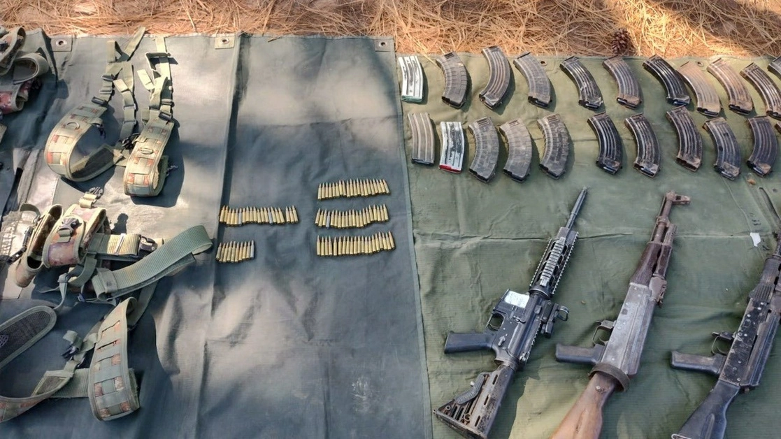 Efectivos del Ejército y de la Guardia Nacional localizaron un campamento de integrantes de un grupo delictivo en la comunidad Caltzontzin, municipio de Uruapan, donde aseguraron más de 2 mil cartuchos, armas largas y cargadores. Imagen tomada de @GN_MEXICO_