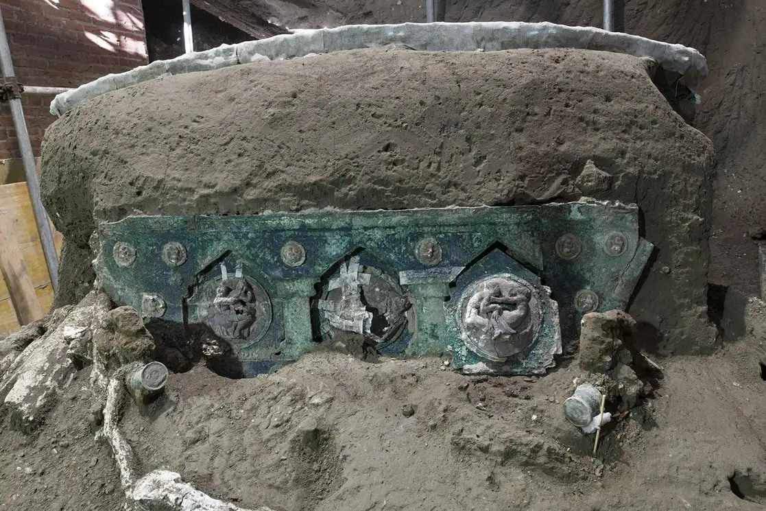 El carro ceremonial hallado en las ruinas de Pompeya conserva la pigmentación, decorados y piezas de hierro. Foto Parque Arqueológico de Pompeya / Afp