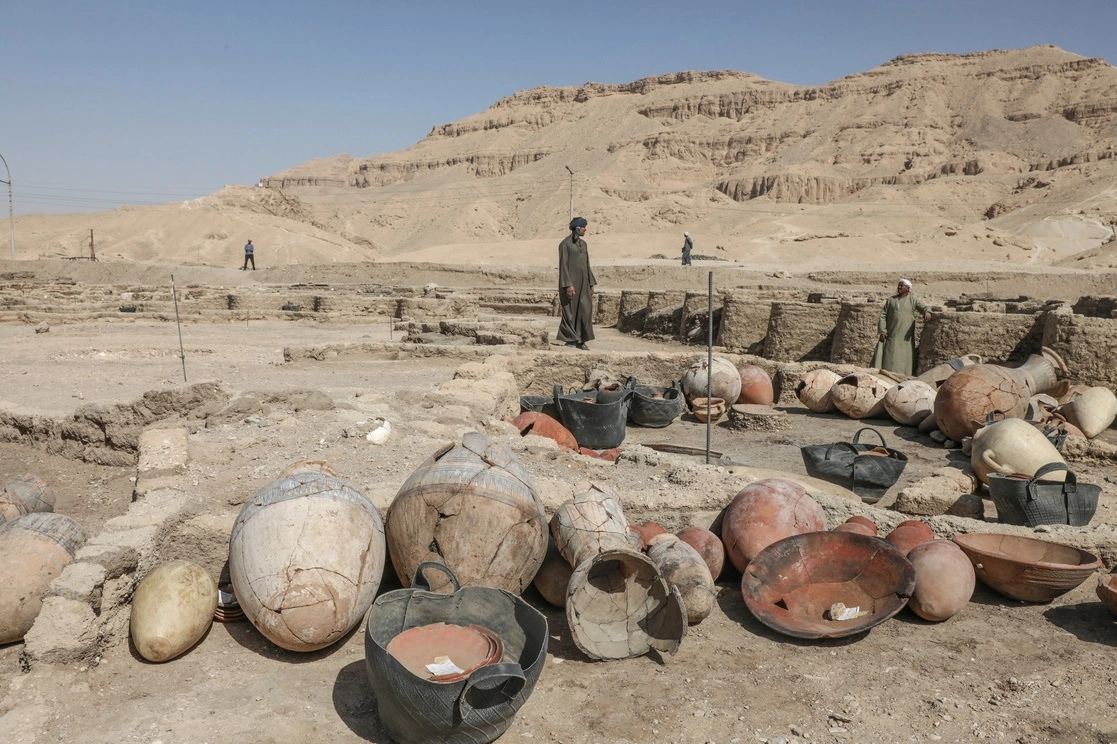Talleres, hornos, paredes, cerámica y joyas fueron hallados en la ciudad de artesanos vinculada con el rey Amenhotep II, el 10 de abril de 2021. Foto Afp