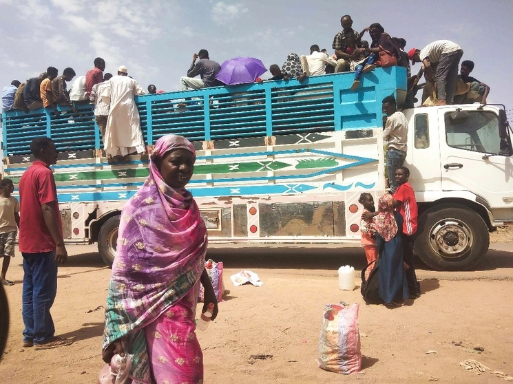 Personas abordar un camión para salir de Jartum, Sudán, por el conflicto entre el ejército, dirigido por Abdel Fattah Burhan, y las Fuerzas de Apoyo Rápido paramilitares, comandadas por Mohammed Hamdan Dagalo. Foto Ap