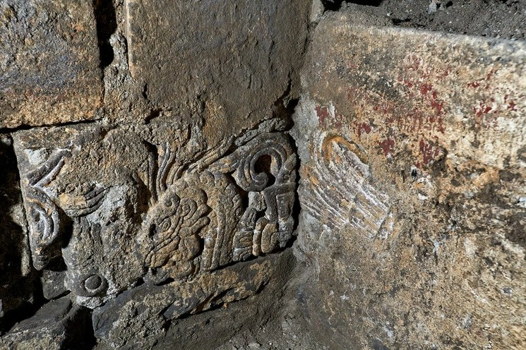 Esquina sureste del cuarto virreinal con dos sillares empotrados que
representan a la serpiente emplumada “Quetzalcóatl” y un tocado de plumas. Foto
Oliver Santana/Nacional Monte de Piedad