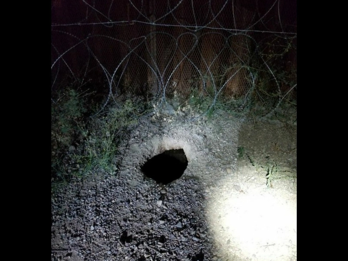 Un túnel clandestino que atraviesa por el muro fronterizo fue descubierto en los límites de Nogales, Sonora, con Arizona, informaron las autoridades. Foto ‘La Jornada’