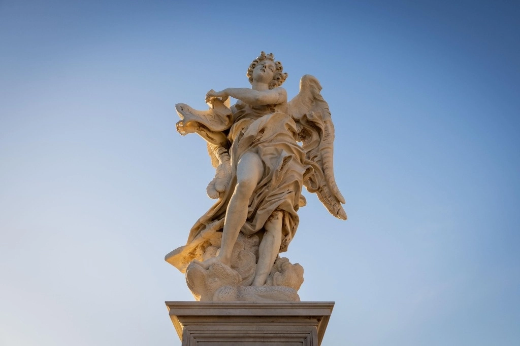 Una de las estatuas de mármol que adornan el puente de Gian Lorenzo Bernini y que fueron restauradas. Foto Sovrintendenza Capitolina ai Beni Culturali 