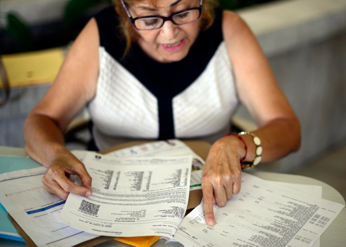 Después de 28 años como profesora rural, María Luisa Vega Martínez cayó hace seis años cayó en las redes de una financiera que le quita el 95 por ciento de sus percepciones mensuales. Foto Sergio Hernández Vega