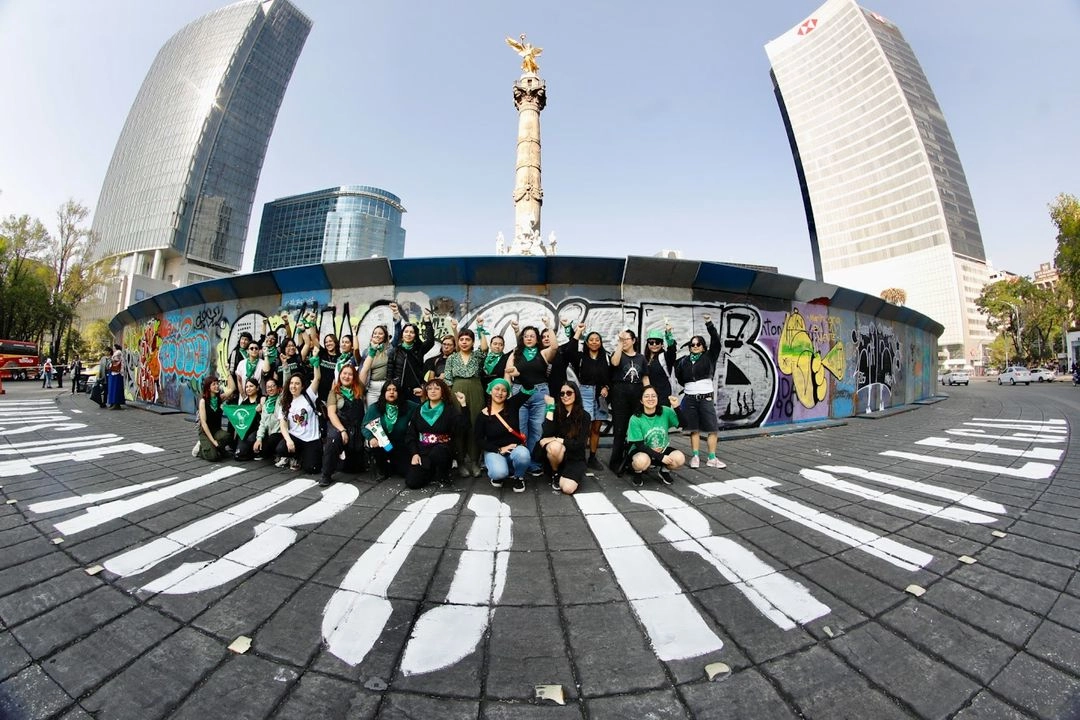 Colectivos de feministas conmemoraron 18 años de la despenalización del aborto en la Ciudad de México, primera entidad en permitir la interrupción legal del embarazo hasta las 12 semanas de gestación. 