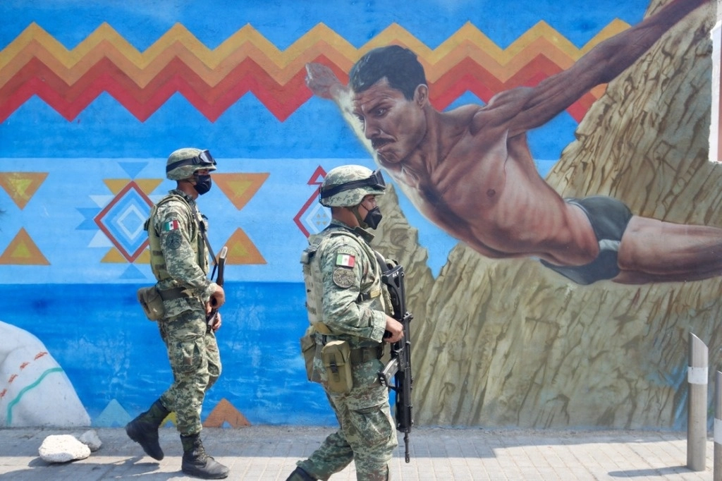 Elementos del Ejército Mexicano en labores de vigilancia en calles de Acapulco, Guerrero. Foto Luis Castillo / Archivo
