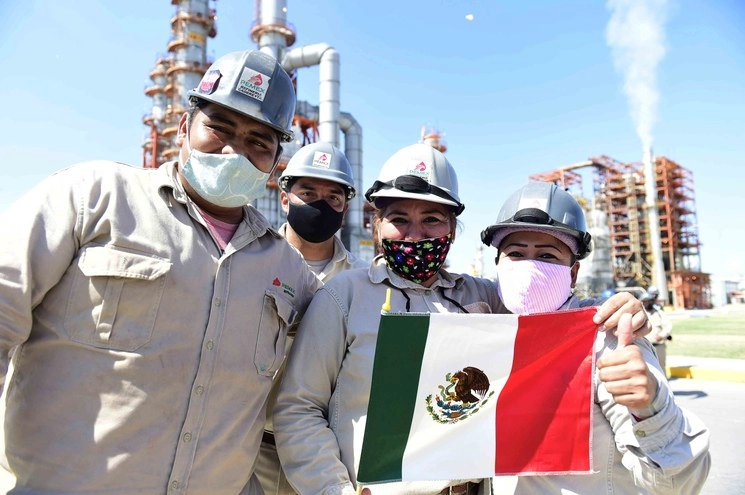 Trabajadores de la refinería "Ingeniero Héctor R. Lara Sosa" durante la supervisión de la rehabilitación de la planta por parte del presidente Andrés Manuel López Obrador, en Cadereyta, Nuevo León, el 27 de agosto de 2020. Foto Presidencia