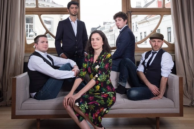 En su disco más conocido, Sónico, Rovira explora el uso de pedales en el bandoneón, y no sólo eso, las influencias por fuera del tango y una cadencia urbana que permite imaginar el avance de cualquier urbe latinoamericana. Foto Twitter @FestivalesGCBA
