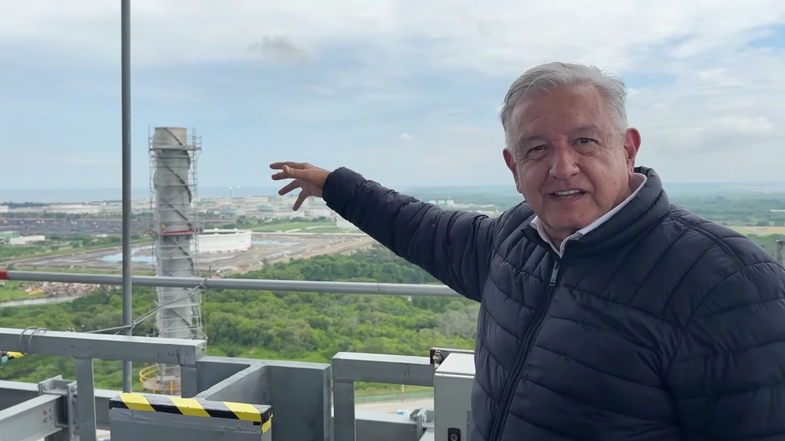 El mandatario federal arrancó este viernes una gira de trabajo en la que visitará cinco refinerías a fin de verificar los trabajos, avances de los proyectos, rehabilitaciones y procesamientos. En la imagen, en Dos Bocas, ubicada en Tabasco, el 7 de octubre de 2022. Imagen tomada del video difundido en redes sociales