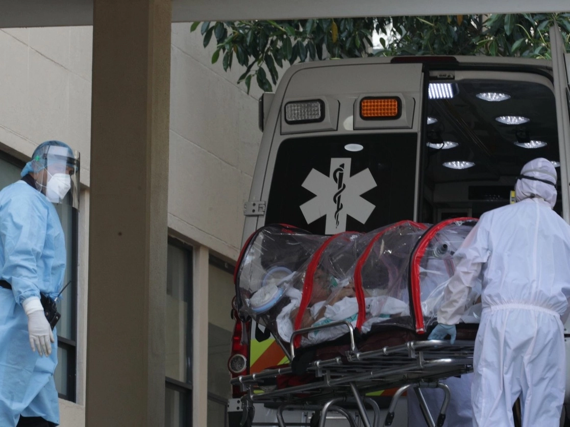 Un paciente de Covid-19 es internado en el Centro Medico Nacional Siglo XXI, el 22 de diciembre de 2020. Foto Roberto Garcia Ortiz