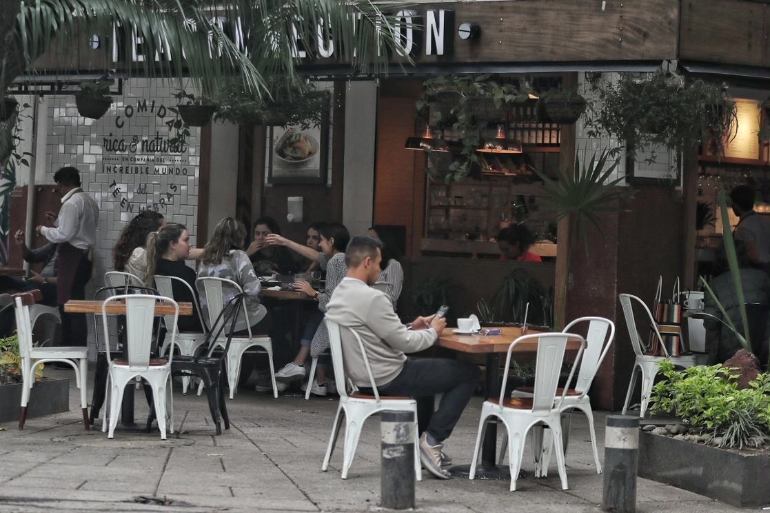 Aunque la medida empezará a aplicarse desde el lunes, ayer por la tarde ya se podía ver la llegada de clientes a bares y restaurantes, además de haber sido viernes de quincena. Foto Marco Peláez