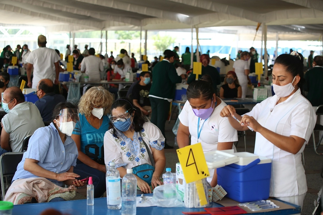 Adultos de 50 a 59 años acudieron a vacunarse en el centro habilitado en la Escuela Nacional de Ciencias Biológicas, Unidad Zacatenco, del IPN, en la alcaldía Gustavo A. Madero, el 3 de mayo de 2021. Foto María Luisa Severiano