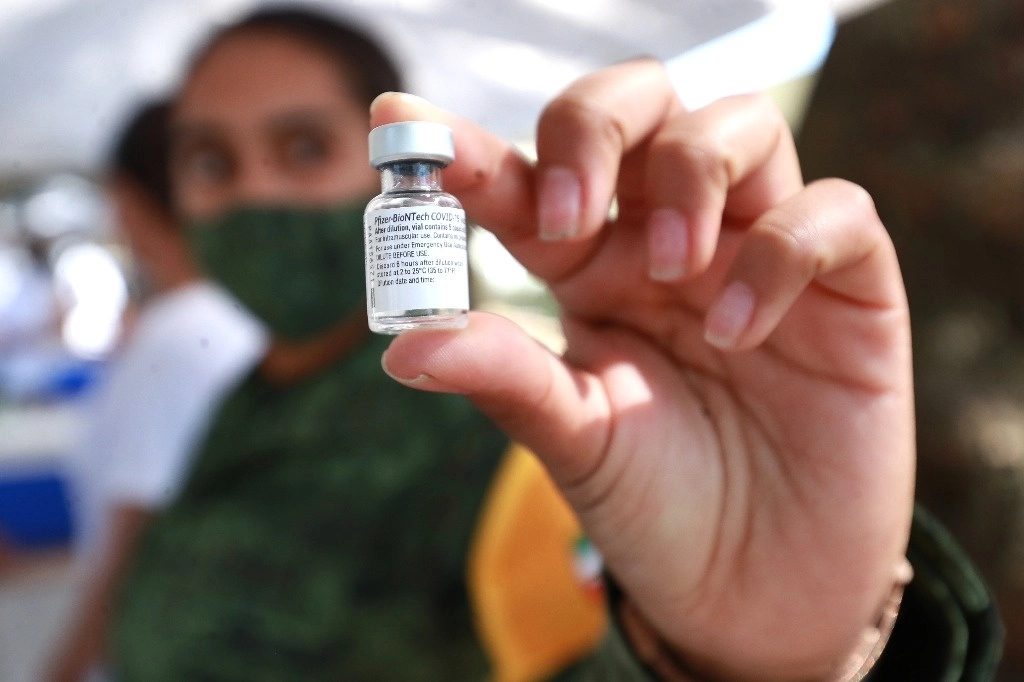 La vacuna se podrá adquirir en cadenas de farmacias aunque también está prevista su distribución en centros de vacunación, médicos vacunadores, hospitales y farmacias autorizadas. Foto Luis Castillo / Archivo 