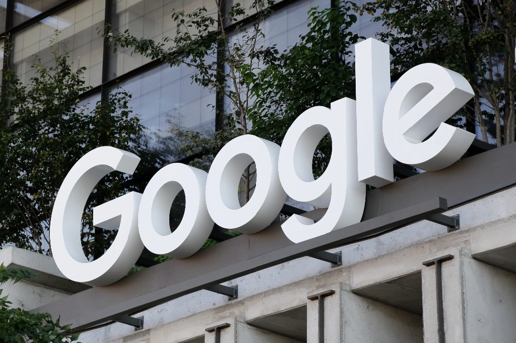  El letrero de Google se muestra sobre la entrada del nuevo edificio de la compañía en Nueva York el 6 de septiembre de 2023. Foto Ap