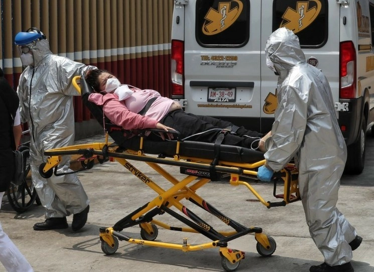 Paciente con síntomas de Covid-19 es trasladado a la zona de triage del Hospital General de México. Foto Marco Peláez