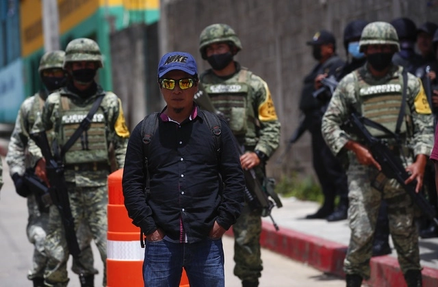Elementos del Ejército mexicano vigilan calles del municipio de Pantelhó, Chiapas en imagen de archivo. Foto Víctor Camacho