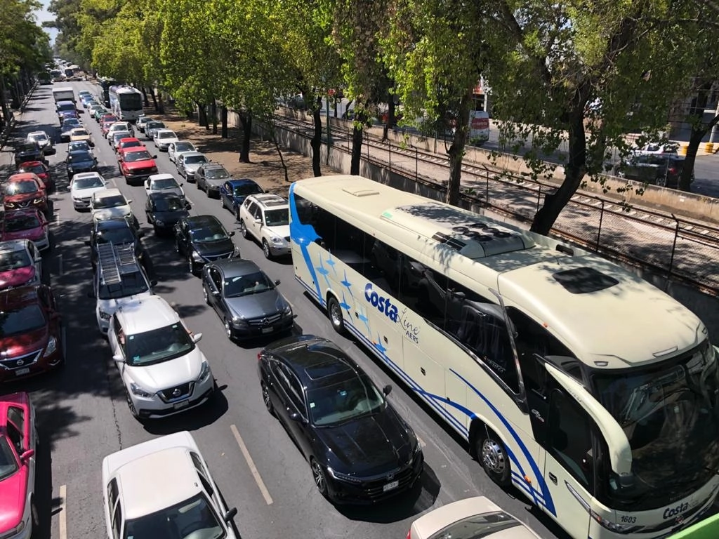 Transportistas bloquean la calzada de Tlalpan y Taxqueña, en exigencia del aumento de precio del transporte público, este miércoles en la Ciudad de México. Foto Luis Castillo