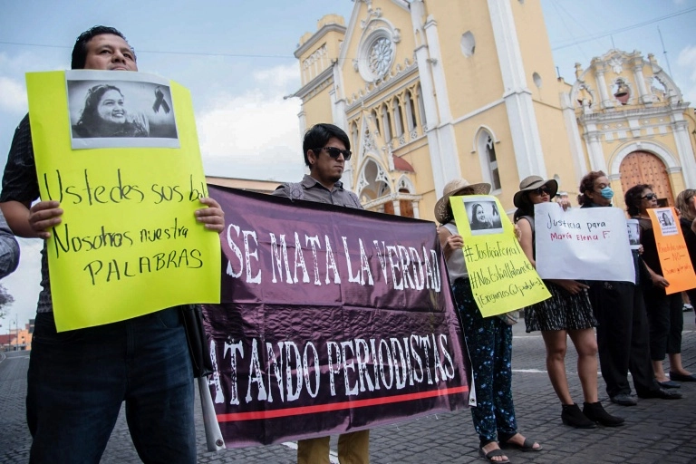 Periodistas protestan por el asesinato de su colega María Elena Ferral, en la plaza Lerdo de Xalapa, Veracruz, el 1 de abril de 2020. Foto Afp / Archivo