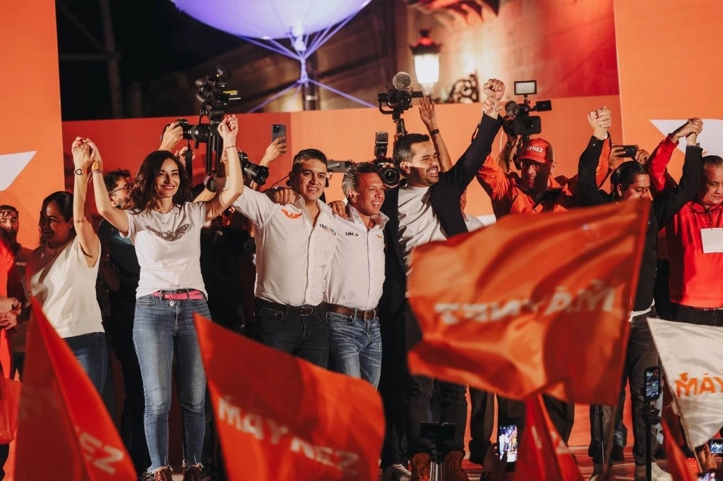 El candidato se lanzó contra sus adversarias en la contienda presidencial, a quienes acusó de robarse el dinero público y realizar proselitismo electoral ilegalmente de forma anticipada. Foto tomada de X @MovCiudadanoMX
