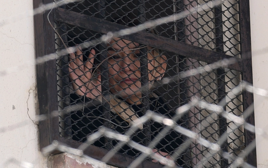 Jeanine Áñez, la autoproclamada presidenta de Bolivia, mira desde una ventana de la cárcel donde se encuentra. Foto Ap