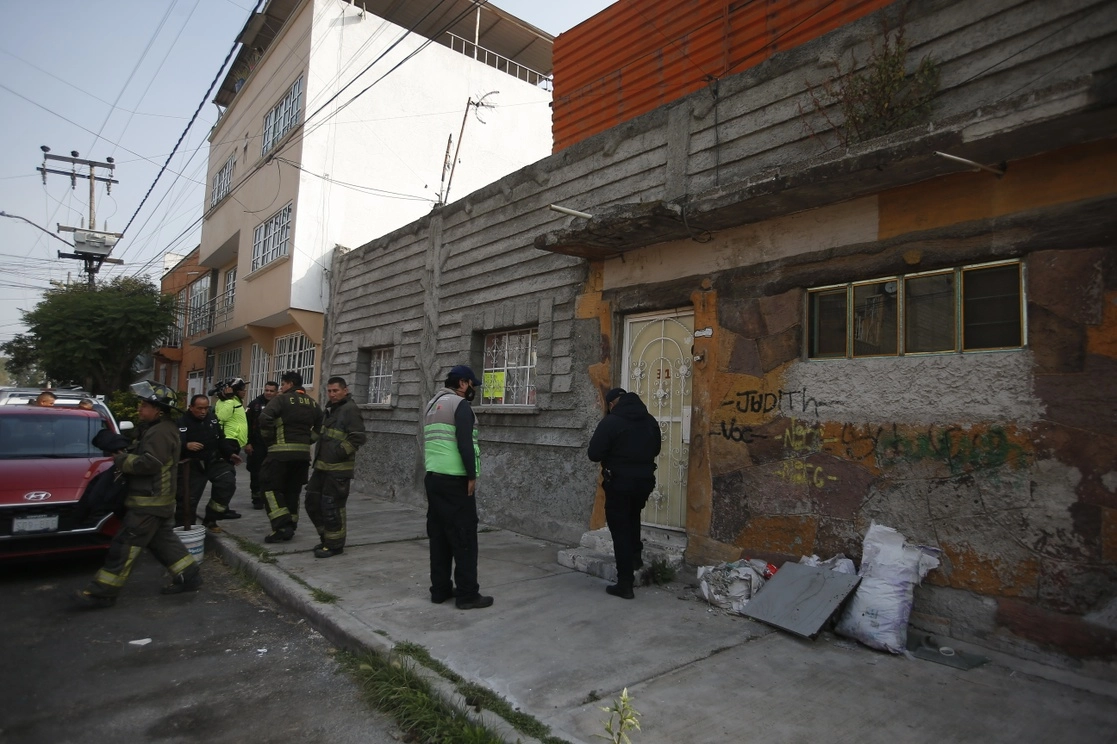 El cuerpo de un hombre, presuntamente con quemaduras, fue encontrado al interior de su casa, ubicado en Peñón de los Baños, en la alcaldía Venustiano Carranza, en la Ciudad de México, el 23 de noviembre de 2022. Foto Alfredo Domínguez



