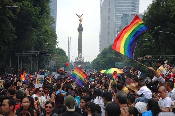 Durante una marcha del orgullo gay en la CDMX. Imagen tomada del sitio https://www.jornada.com.mx/2016/01/07/ls-opinion.html