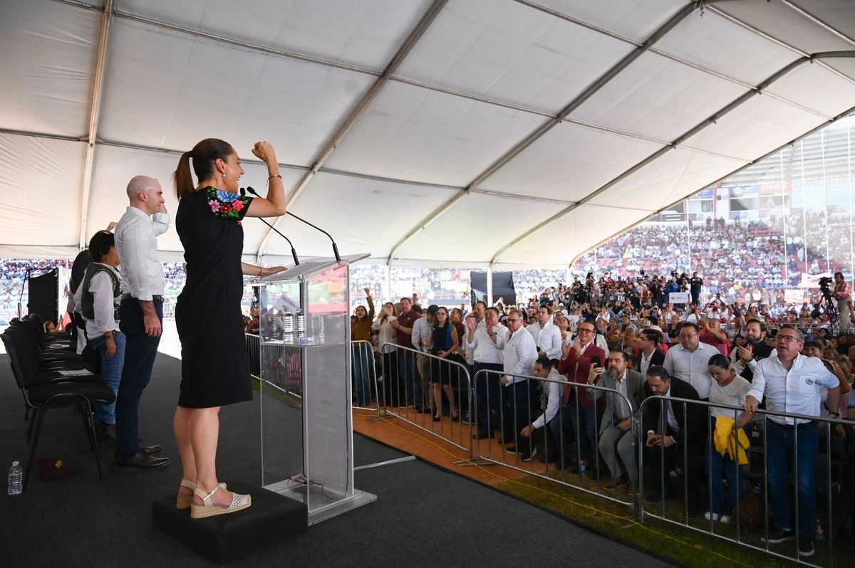 Además del recuento, habló de las mujeres, de cómo cuidan a las familias; recordó que “las mujeres no somos de nadie”, por eso a Josefa Ortiz de Domínguez hay que colocarle su segundo apellido, Téllez Girón. Foto 