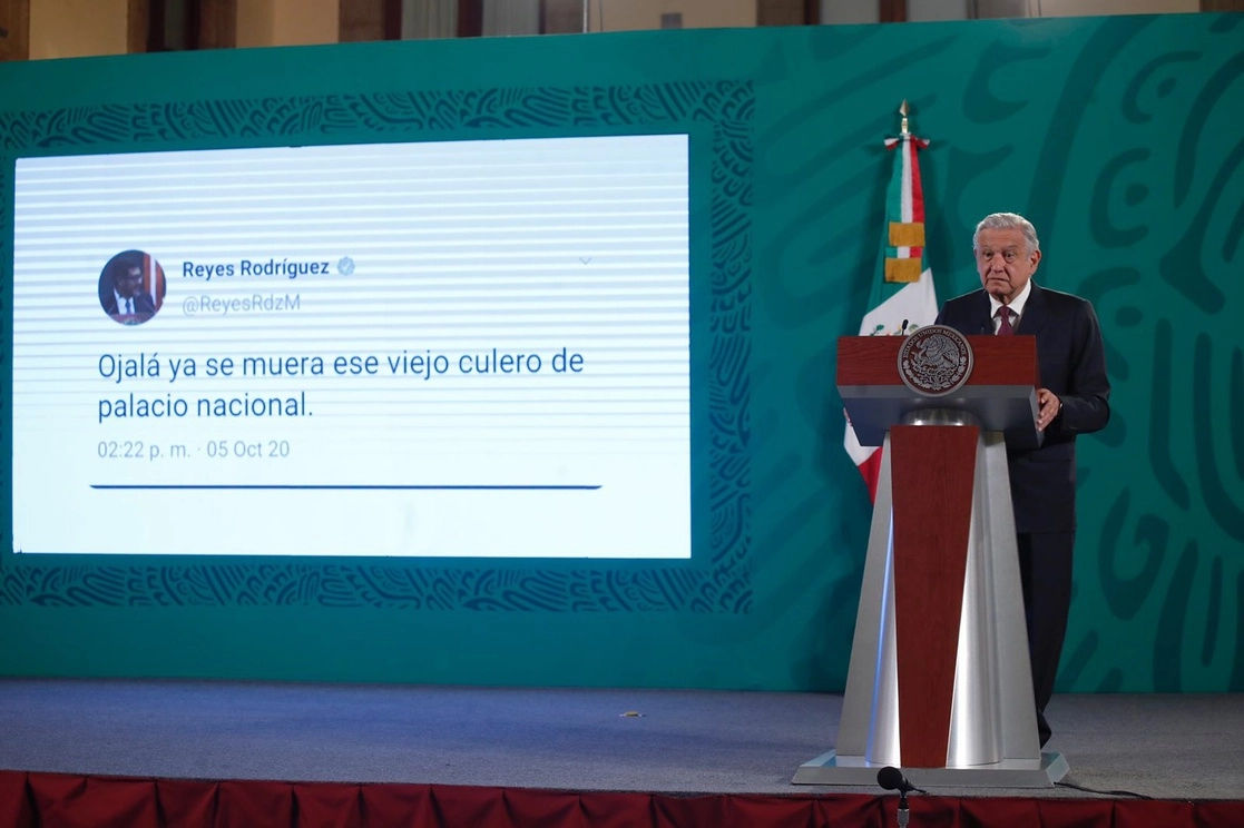 Esta mañana el presidente López Obrador mostró la imagen del tuit emitido desde la cuenta del ahora presidente del TEPJF, Reyes Rodríguez, con insultos hacia su persona. Foto Cristina Rodríguez 