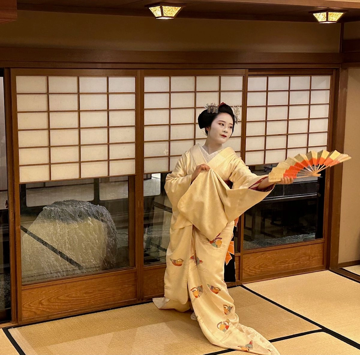 Una joven Maiko –Geisha en formación– realizando una danza para un grupo de turistas en Kyoto.