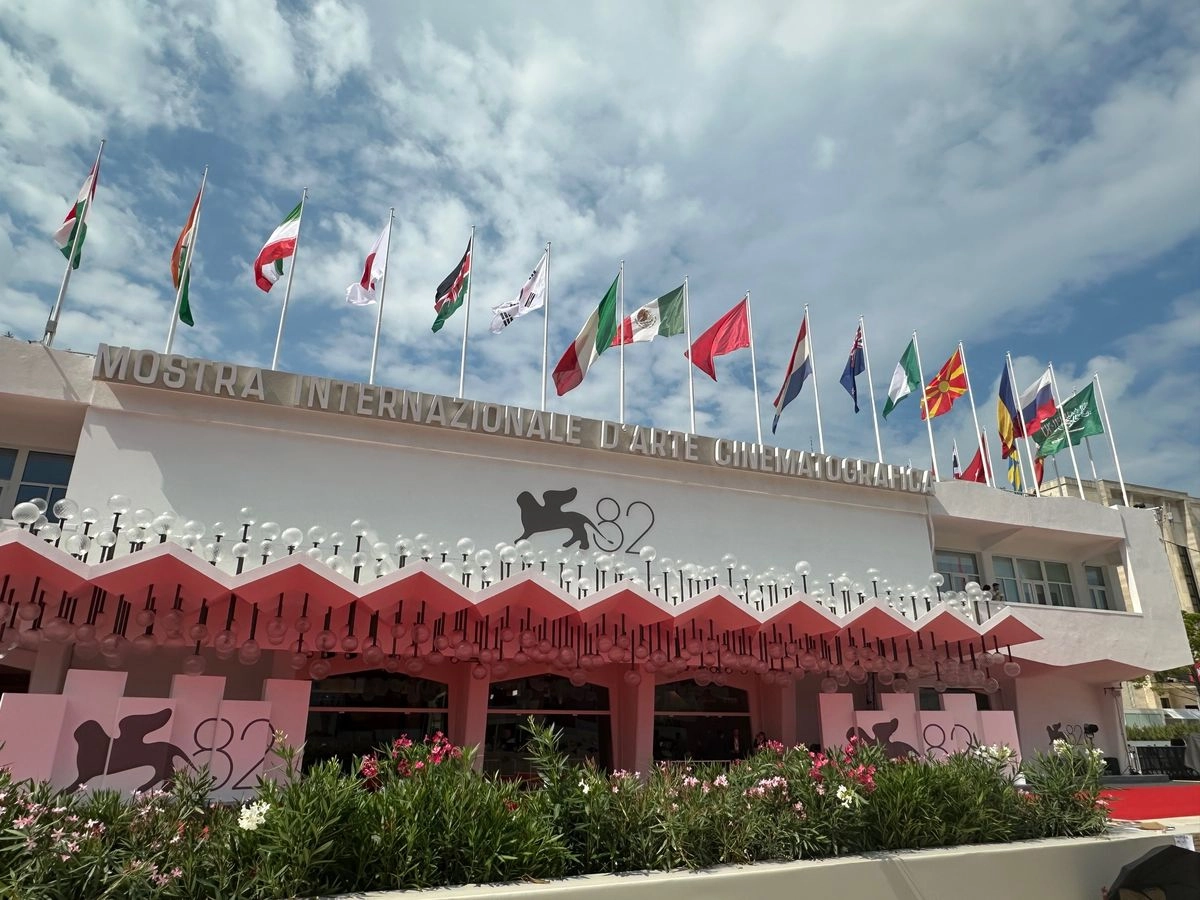 Cartel de la edición 82 del Festival de Cine de Venecia en el centro de la isla de Lido. Foto 