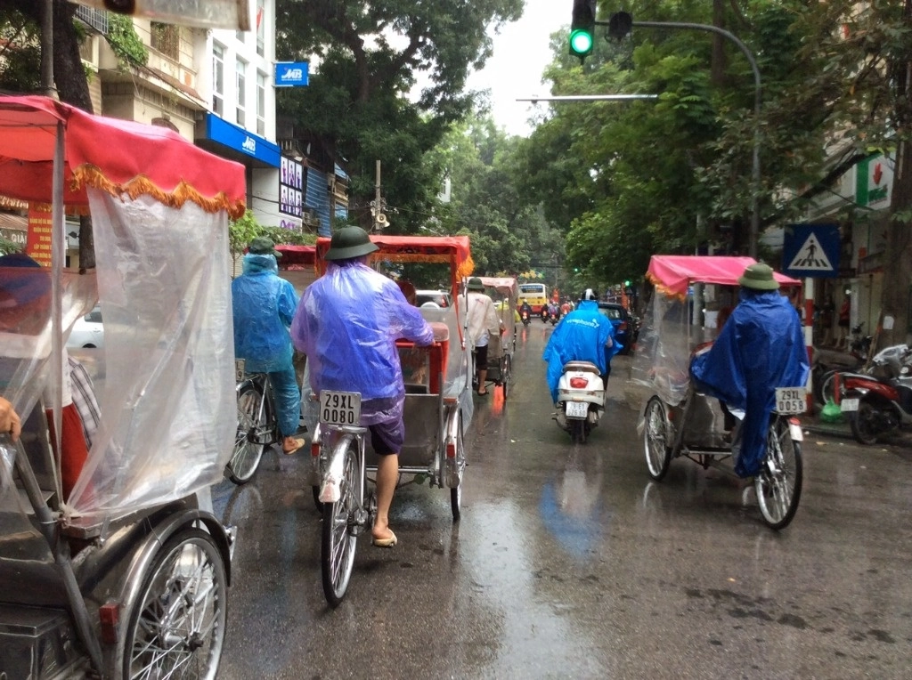 Bicitaxis recorren las calles de la capital vietnamita una tarde lluviosa de verano. Foto Alia Lira Hartmann 