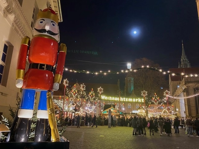Entrada principal al mercado de Navidad de Braunschweig, con ‘Bruno’, el cascanueces más grande del mundo de 6 metros y más de 9 toneladas de peso. Foto Alia Lira Hartmann 