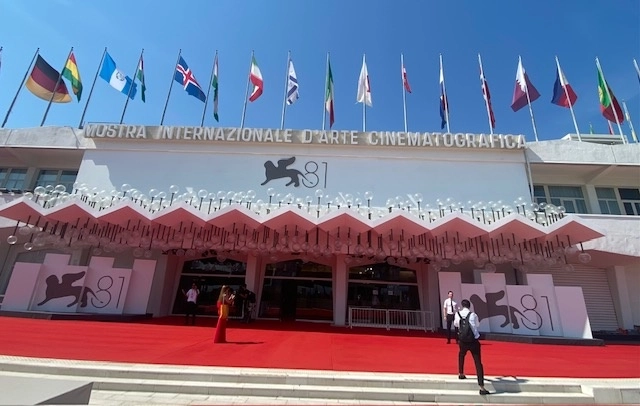 La entrada con la alfombra roja, donde caminan las celebridades, en el Palacio del Cine, en Lido, Venecia, sede del famoso festival.Foto Alia Lira Hartmann