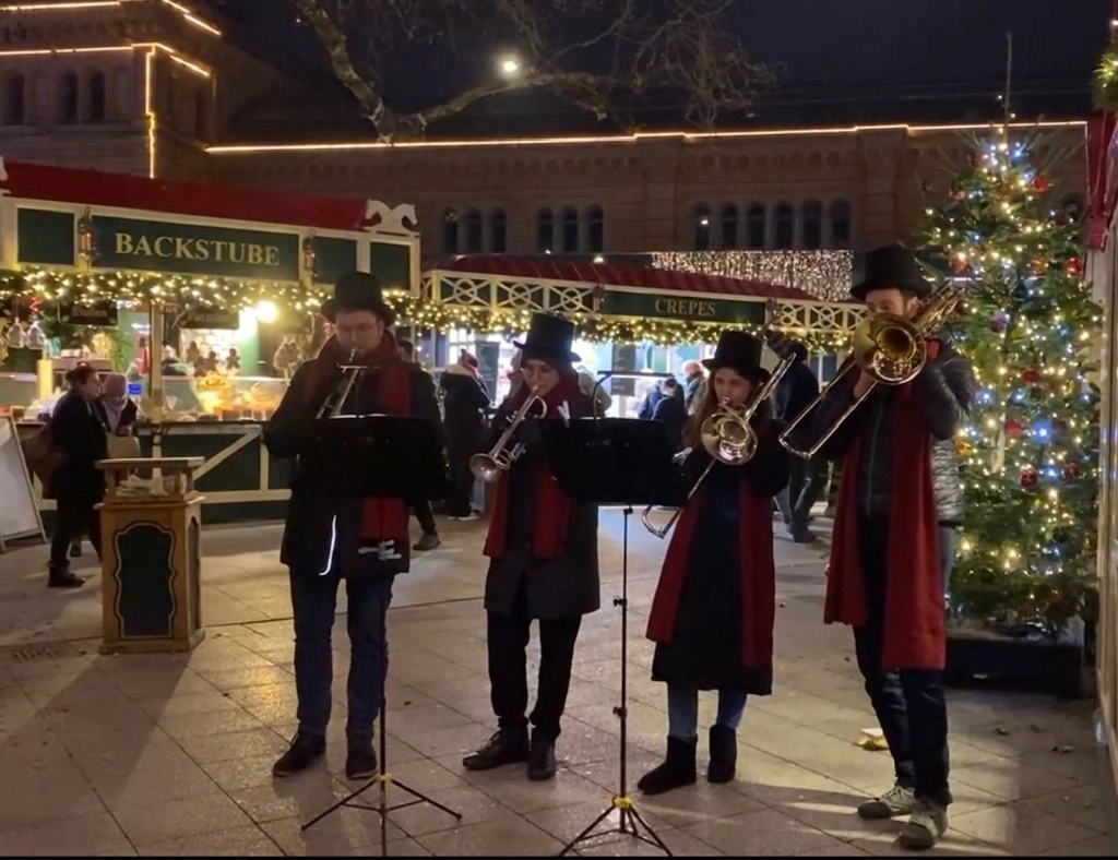 Grupo musical que interpreta villancicos en un mercado de Hannover. Foto Alia Lira Hartmann 