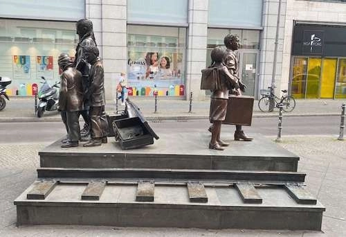 La escultura recuerda el traslado en trenes de niños víctimas y supervivientes del Holocausto. Foto Alia Lira Hartmann
