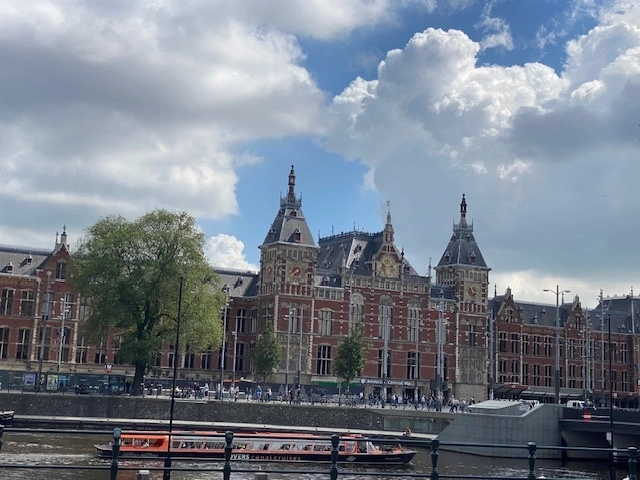 La Estación Central de Ámsterdam, vista desde uno de los canales que circundan la ciudad. Foto Alia Lira Hartmann 