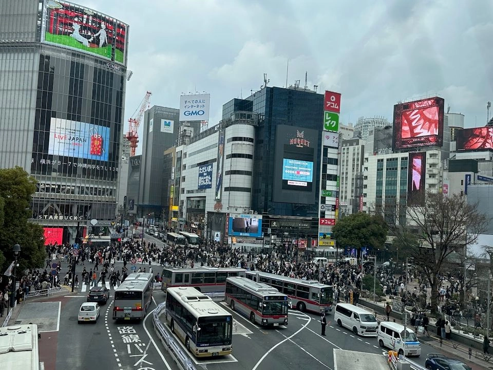 El famoso cruce de Shibuya, en Tokio, que es usado al día por cerca de un millón de personas y es uno de los lugares más visitado por los turistas.