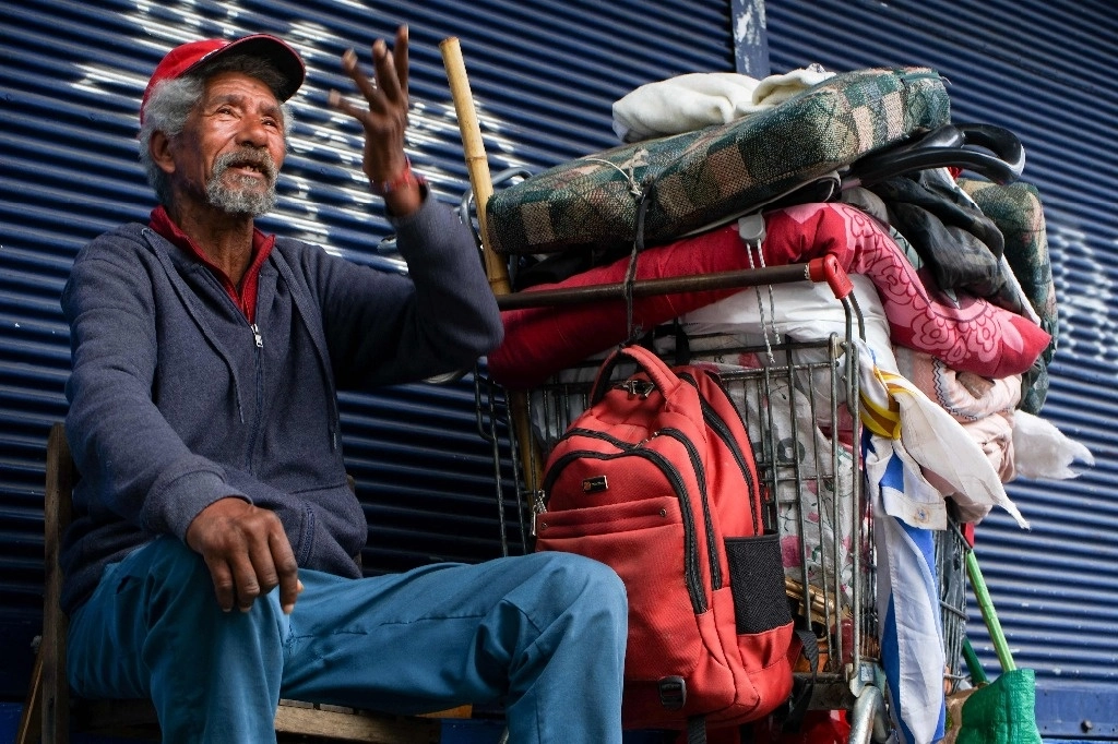 Jorge Silva, de 59 años y sin techo desde hace cuatro, admite su alcoholismo: Uno está en la calle porque a veces lo elige. Podría tomar un poco menos y pagar una renta. Foto Afp