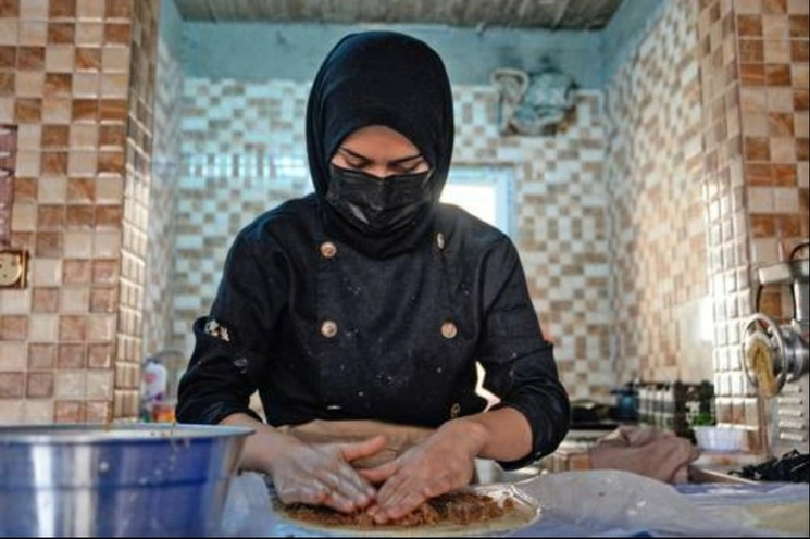 Trabajadora de la cocina Sabor de Mosul, en la ciudad del mismo nombre, en el norte de Irak. El negocio se fundó en 2017, luego de que la zona fue liberada de los yihadistas. Foto Afp