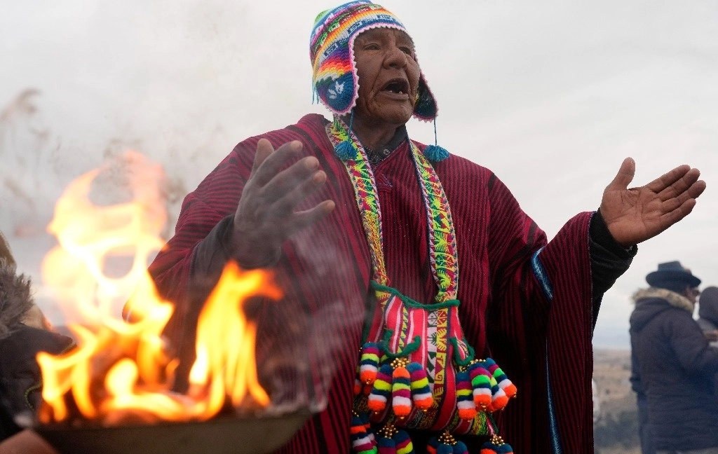 Uno de los líderes espirituales, en la ceremonia del viernes pasado, que data de tiempos ancestrales. Foto Ap 