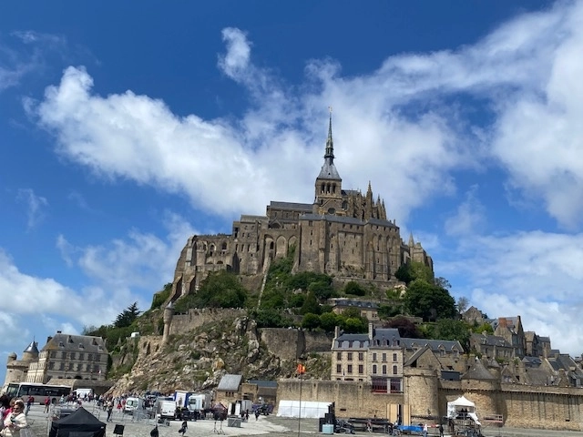 La abadía de Mont Saint Michel en una tarde de verano. Foto Alia Lira Hartmann 